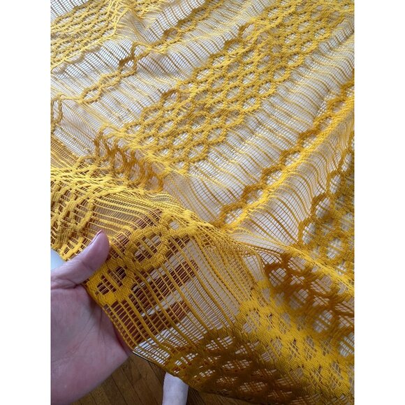 Vintage 70s pleated curtain, golden yellow, open weave mesh, single panel - Picture 5 of 10